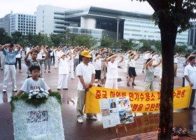 十里长街正法行   风雨更显大法威