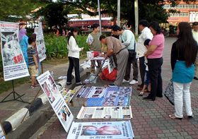 明白真相的民众，排队签名谴责中共暴行