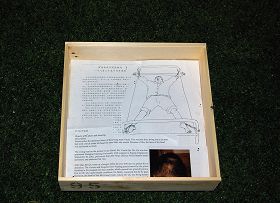 臧爱霞展出了瞿延来出狱后头部的照片以及她为瞿延来写的受迫害经历