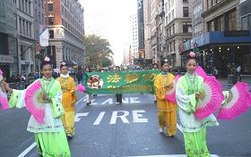 '法轮功学员参加纽约市第九十一届老兵节游行'