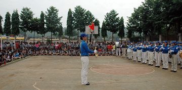 法轮功学员组成的亚太天国乐团应邀在印度千所绩优学校校长年会、联谊晚会与多所私立学校中演出，获得观众热烈回响。