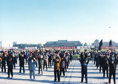 一九九八年五月，长春法轮功学员集体炼功