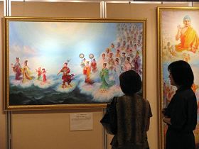 日本千叶观众认真欣赏真善忍美展作品