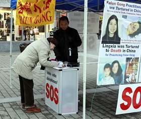 当地居民签名支持法轮功学员反迫害