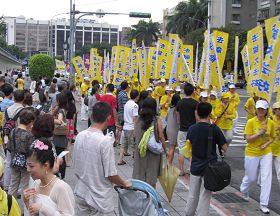 '游行队伍行至终点自由广场前，吸引许多游客（包括大陆、日本及欧洲的游客）及到广场休闲的台北市民'