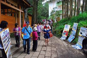 阿里山博物馆前的真相展板揭露中共迫害