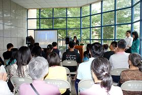 国立东华大学法轮大法社在东华大学人社二馆举办为期七天的“正法之路摄影展”