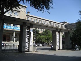 当时师父就站在吉林大学大门口右侧