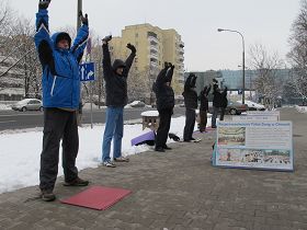 波兰大法弟子元月初一（二月十日）波兰大使馆门前静坐、炼功