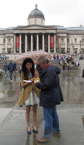 '来自土耳其的哈桑先生在反对中共强摘器官征签表上签名，希望法轮功真相被更广泛传播。'