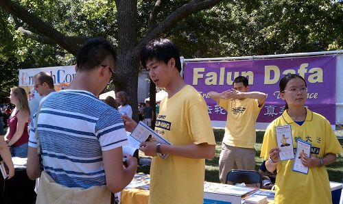 '伊利诺伊大学厄巴纳-香槟分校（UIUC）法轮功学员在社团招新活动中向中国学生讲真相'