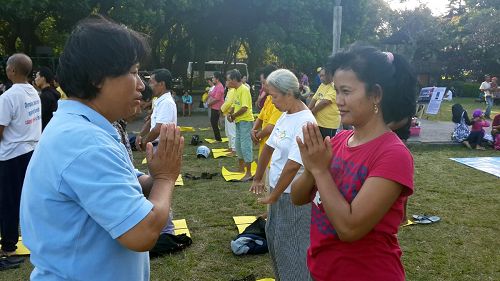 '印尼民众当场学炼法轮功'