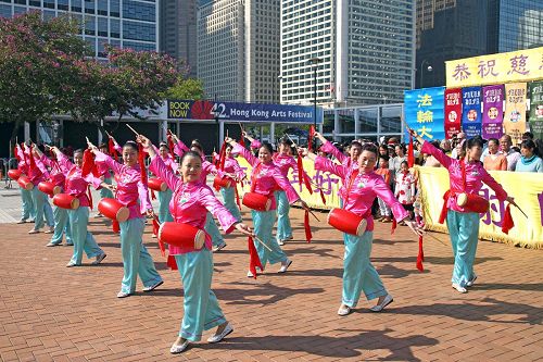 '腰鼓队表演，恭祝师尊新年好。'