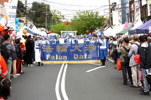 当地民众对法轮功游行队伍非常的喜爱和赞赏纷纷拍照留念