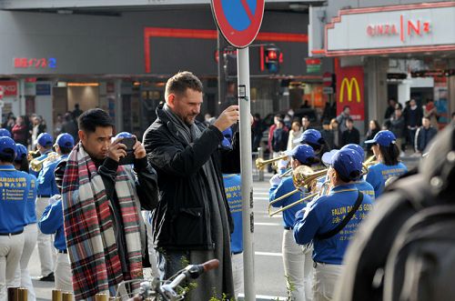 西方旅游者和本地人都在聚精会神的拍照