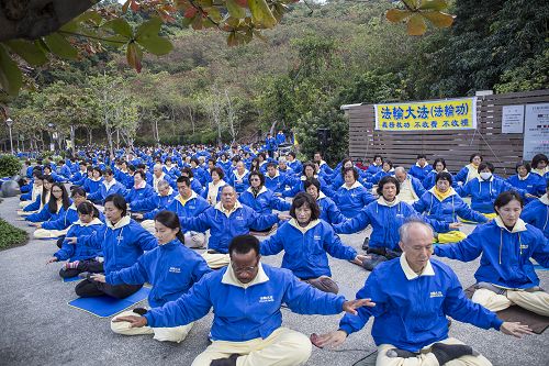 高雄法轮功学员在打狗英国领事馆入口处炼法轮功祥和优美的五套功法。