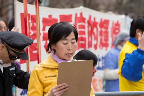 图8：法轮功学员潘学峰叙述了她在中国国内受迫害的经历