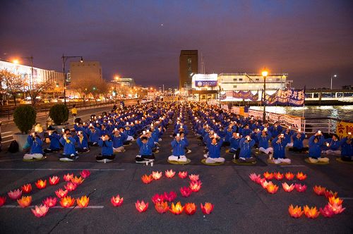 法轮功学员在纽约中领馆一侧的码头上纪念“四·二五”上访十五周年