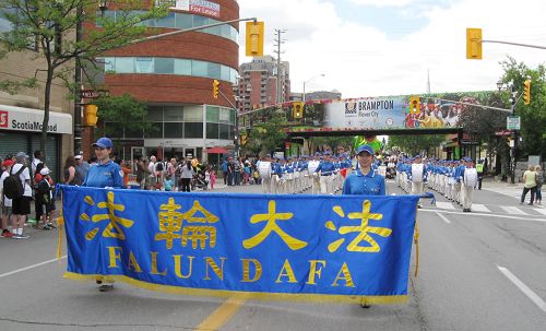 多伦多法轮功学员组成的天国乐团应邀参加下午三点的布兰普顿（Brampton）花节游行