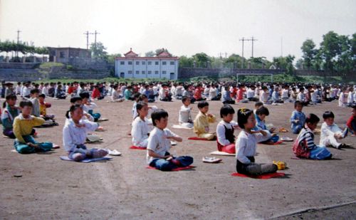 1998年6月莱西大法弟子在体育场集体炼功（此照片于2009年5月8日已在明慧网发表）