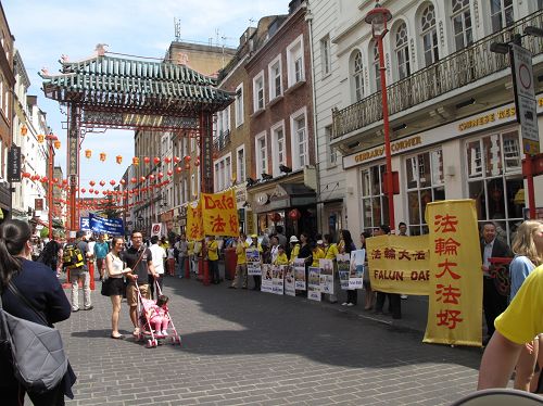 二零一四年七月十二日，法轮功学员在伦敦唐人街展示法轮大法美好、讲真相