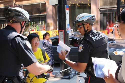 图9：警察接过真相资料，表示回去好好看看。