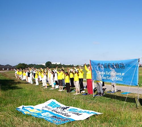 图5，七月二十日上午法轮功学员到斯德哥尔摩中使馆对面集体炼功、征签呼吁制止迫害。