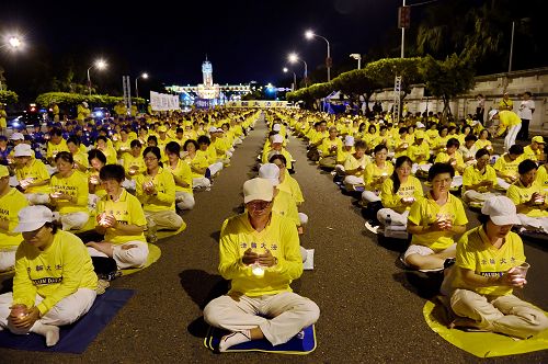 图11：法轮功学员悼念十五年来用生命捍卫真理、被中共迫害致死的中国大陆同修。