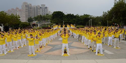 图2：台湾中部学员在台中文心森林公园集会炼功，呼吁更多民众站出来共同制止迫害。