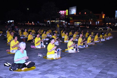 图1-2：花莲法轮功学员在火车站前广场集会及烛光夜悼