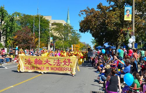 图3-4：由法轮功学员组成的多伦多腰鼓队参加第六十三届尼亚加拉葡萄酒节游行。