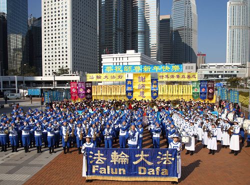 天国乐团在新年集会上奏乐，敬祝师尊新年快乐。