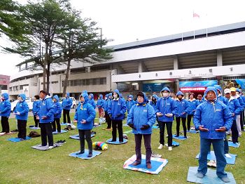 台东大法弟子在台东体育场前集体炼功