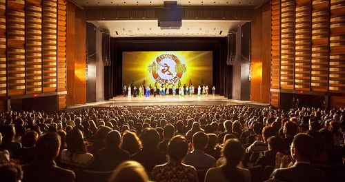 二零一五年一月二十一日至二十五日，美国神韵国际艺术团在加拿大多伦多索尼表演演艺中心（Sony