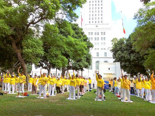 图1：洛杉矶市政府前　法轮功学员炼功展示美好