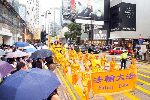 图：法轮功学员的游行队伍平和理性获好评。