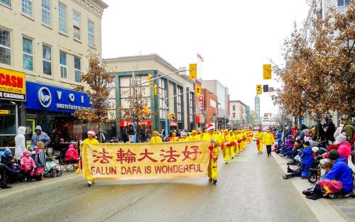 图3：二零一五年十一月二十一日，多伦多腰鼓队参加基奇纳（Kitchener）圣诞大游行。