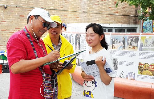 西藏人喇嘛（Lama，左）谴责中共迫害法轮功