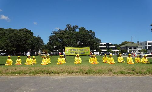 新西兰奥克兰的法轮功学员在著名景点米慎湾（Mission Bay）海滩集体炼功，展现大法的美好。