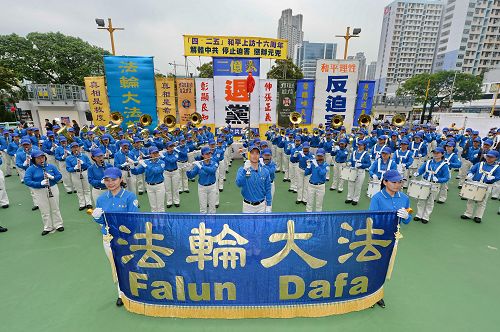 集会游行活动在天国乐团演奏“法轮大法好”、“法正乾坤”等浩然正气的乐曲中揭开序幕。