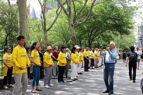 路人被法轮功学员的功法演示所吸引，纷纷拍照