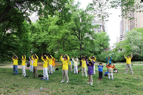 法轮功学员在纽约市曼哈顿区的中央公园炼功