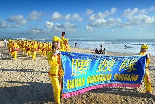 游行的主题是“法轮大法好-庆祝世界法轮大法日