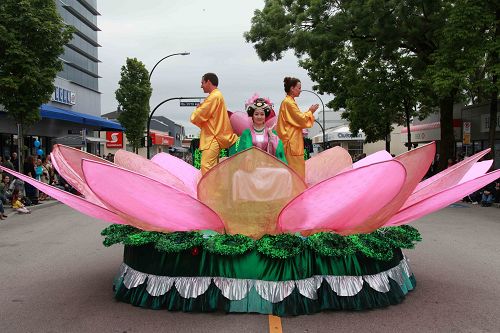 “真善忍”花车展现美好祥和，受到市民欢迎。