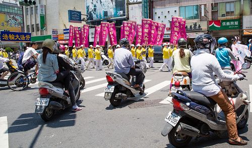 活动吸引了众多民众放慢脚步，停下来了解真相，很多纯朴善良的市民更夹道欢迎。