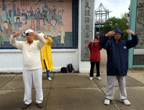 图一：老年大法弟子在细雨中安详的炼功