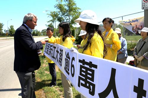 图2：安大略省议员麦克劳伦（Jack MacLaren）到场声援，并和法轮功学员握手交流。