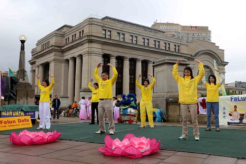 二零一五年加拿大国庆日，法轮功学员国会山前演示功法