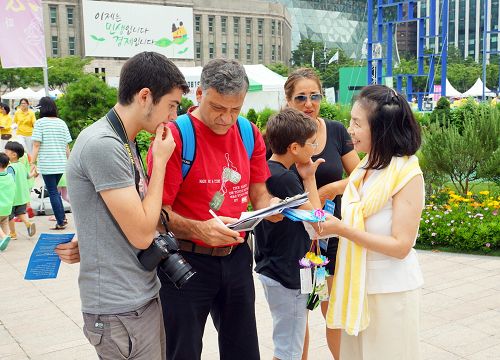 图16：以色列游客lebovits一家从学员那了解到法轮功真相后，都在联署书上签了名。