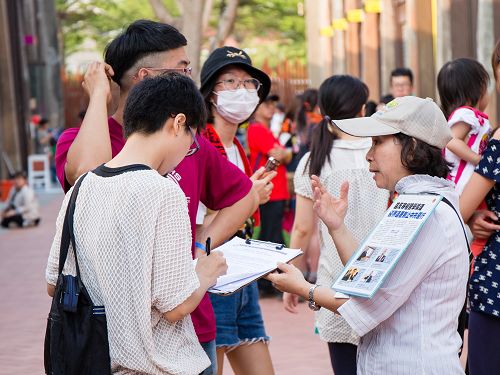 图3-4：高雄驳二艺术特区举办的大港开唱吸引各行业的人，他们了解活摘真相后签名谴责中共恶行。